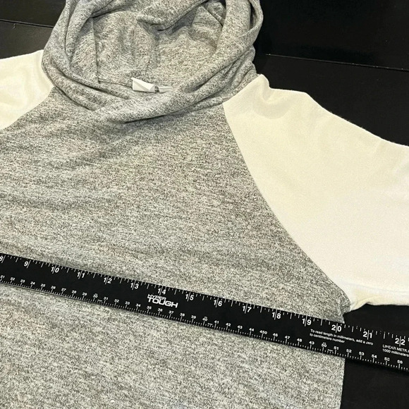 🍀2/$22 GAP Raglan Softspun Hooded Lightweight Sweater Gray White Womens Medium - Picture 10 of 12